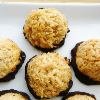 Chocolate-dipped macaroons (paleo)