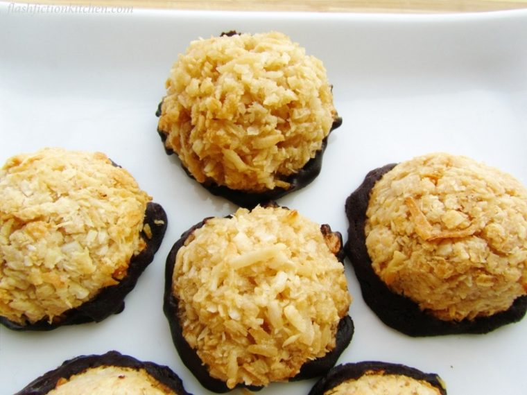 Chocolate-dipped macaroons (paleo)